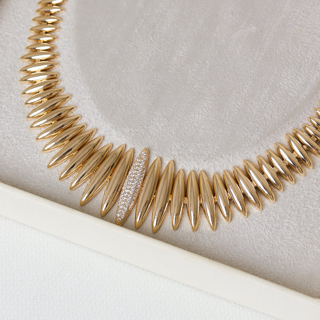 COLAR LISO DOURADO/PRATA LUXO FORMATO PALITO ARREDONDADO DETALHE CRAVEJADO