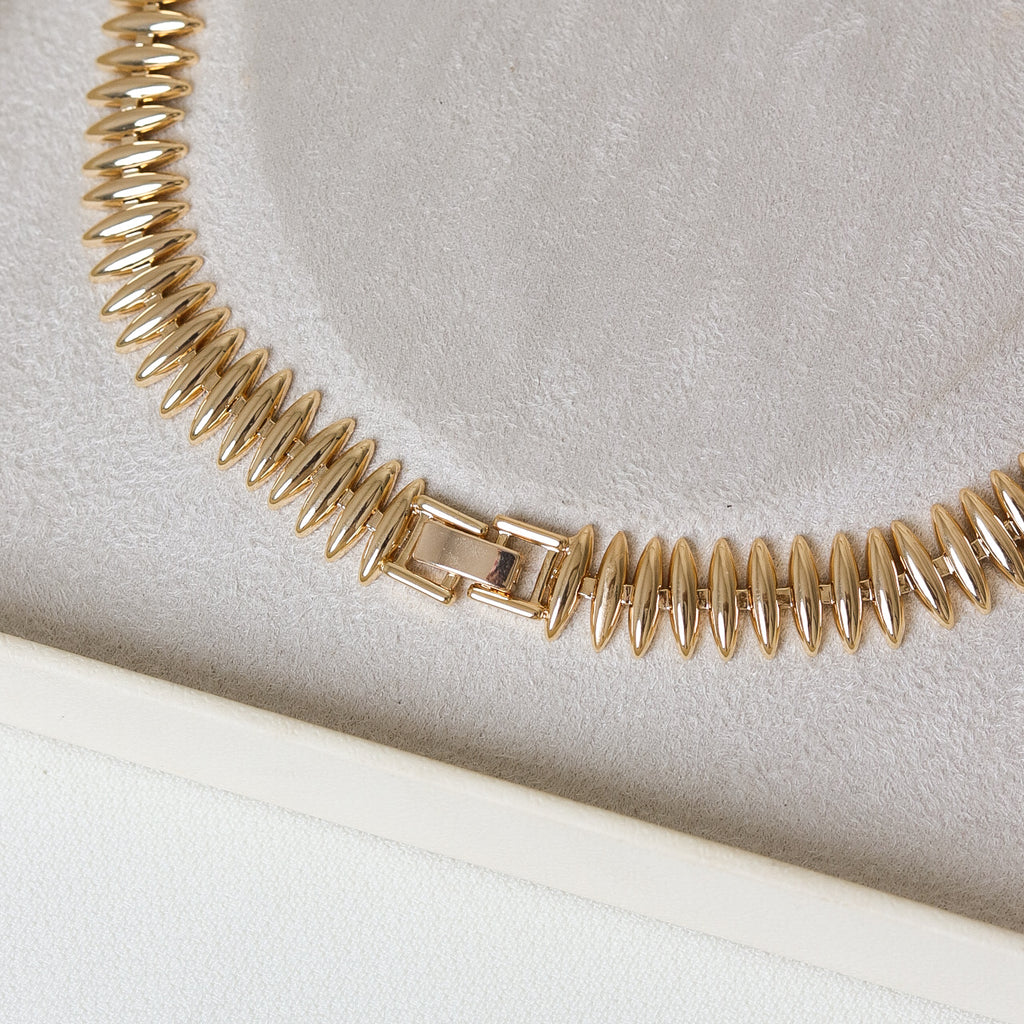 COLAR LISO DOURADO/PRATA LUXO FORMATO PALITO ARREDONDADO DETALHE CRAVEJADO