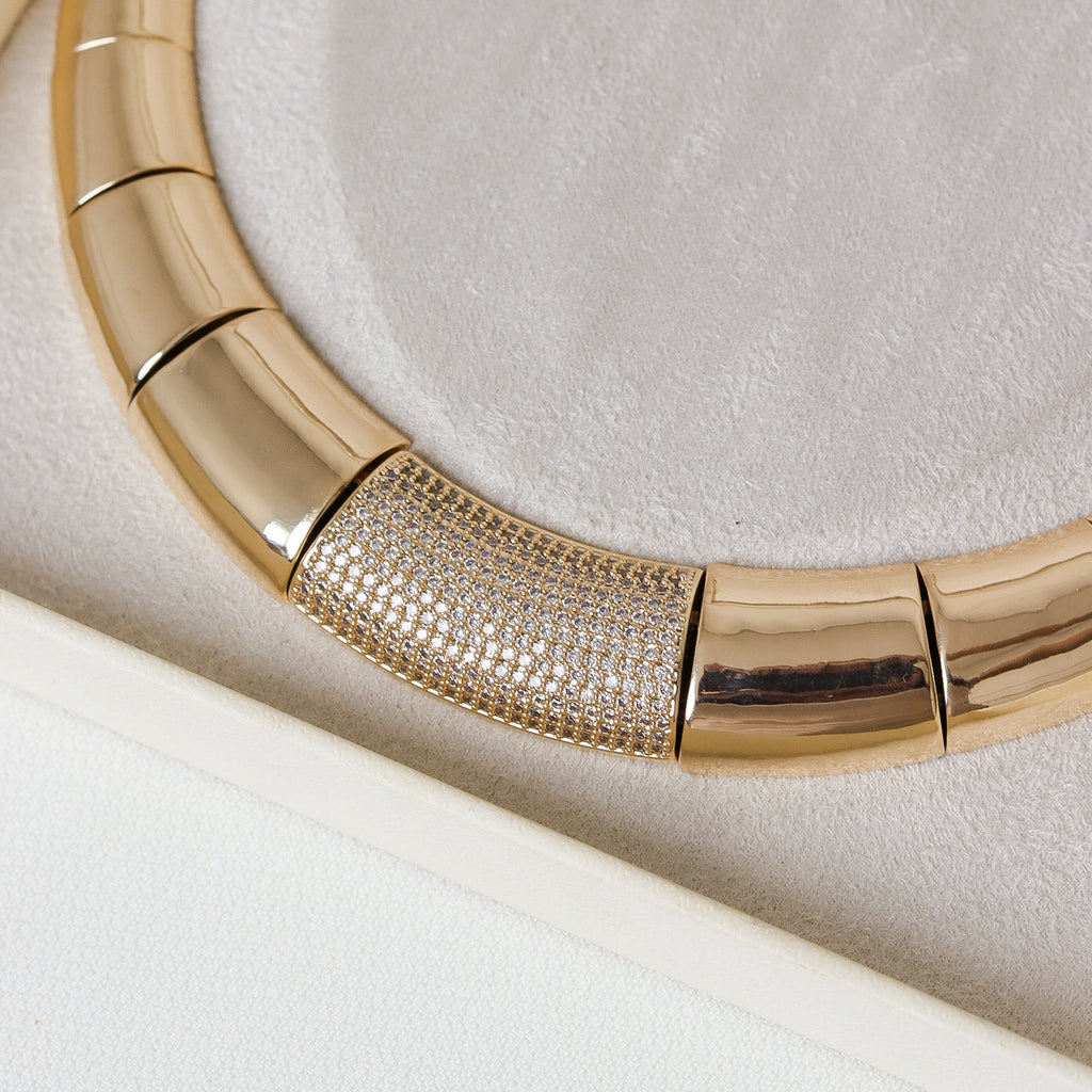 COLAR LISO DOURADO/PRATA LUXO FORMATO REDONDO ABAULADO CRAVEJADO CENTRO