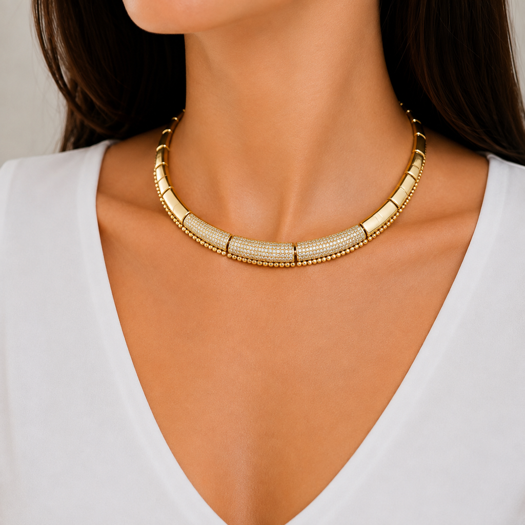 COLAR LUXO DOURADO/PRATA FORMATO REDONDO ABAULADO FRENTE CRAVEJADA DETALHE LADO ESFERA E ZIRCÔNIA