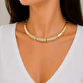 COLAR LUXO DOURADO/PRATA FORMATO REDONDO ABAULADO FRENTE CRAVEJADA DETALHE LADO ESFERA E ZIRCÔNIA