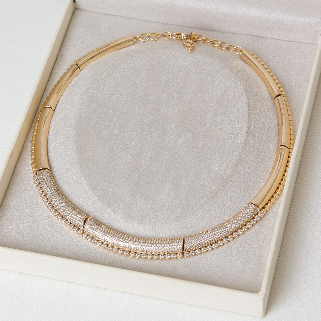 COLAR LUXO DOURADO/PRATA FORMATO REDONDO ABAULADO FRENTE CRAVEJADA DETALHE LADO ESFERA E ZIRCÔNIA
