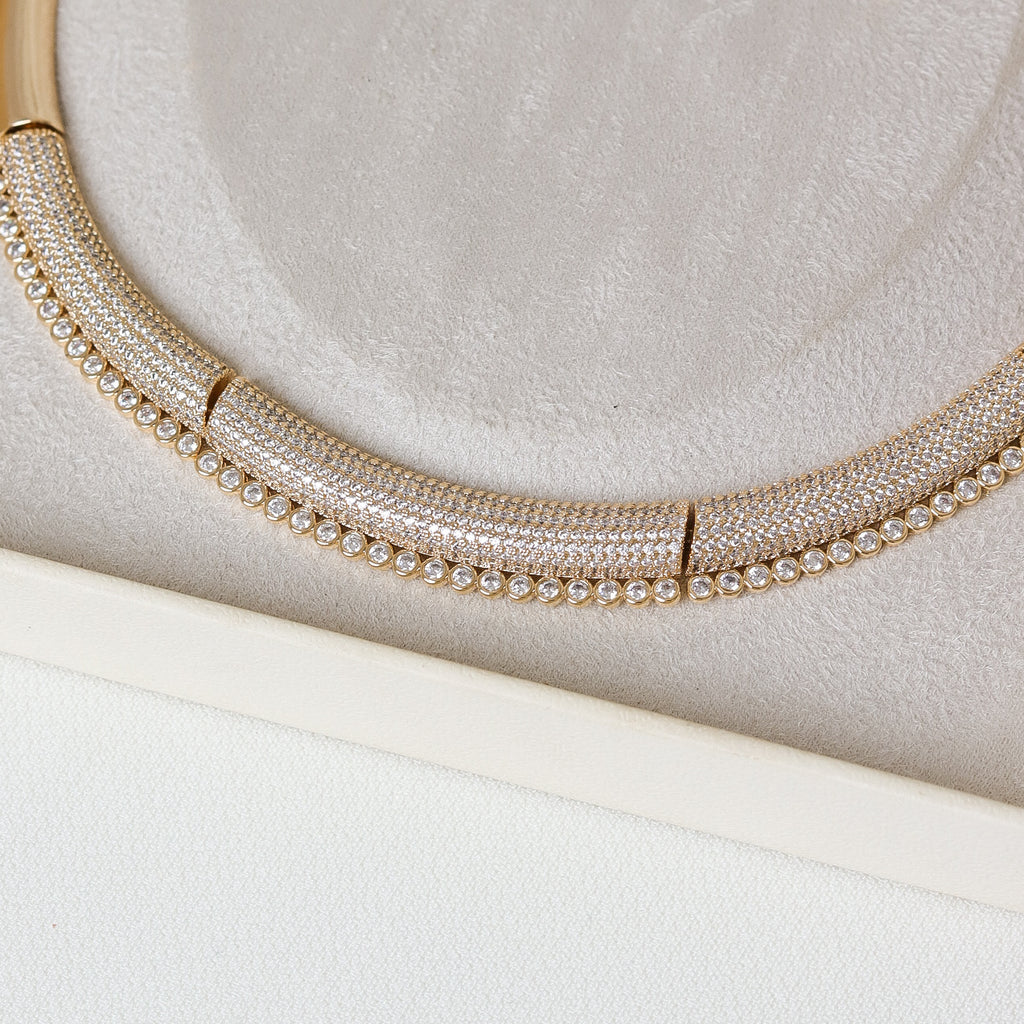 COLAR LUXO DOURADO/PRATA FORMATO REDONDO ABAULADO FRENTE CRAVEJADA DETALHE LADO ESFERA E ZIRCÔNIA