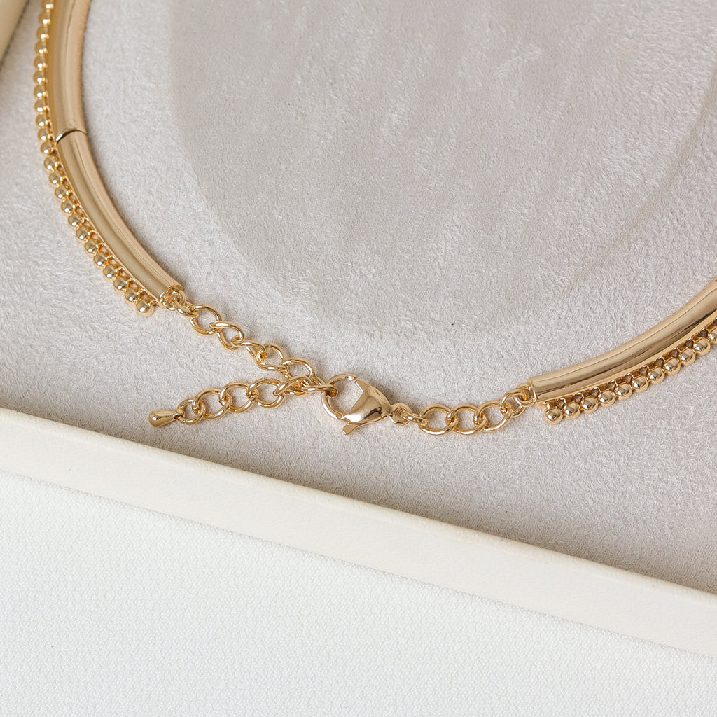 COLAR LUXO DOURADO/PRATA FORMATO REDONDO ABAULADO FRENTE CRAVEJADA DETALHE LADO ESFERA E ZIRCÔNIA