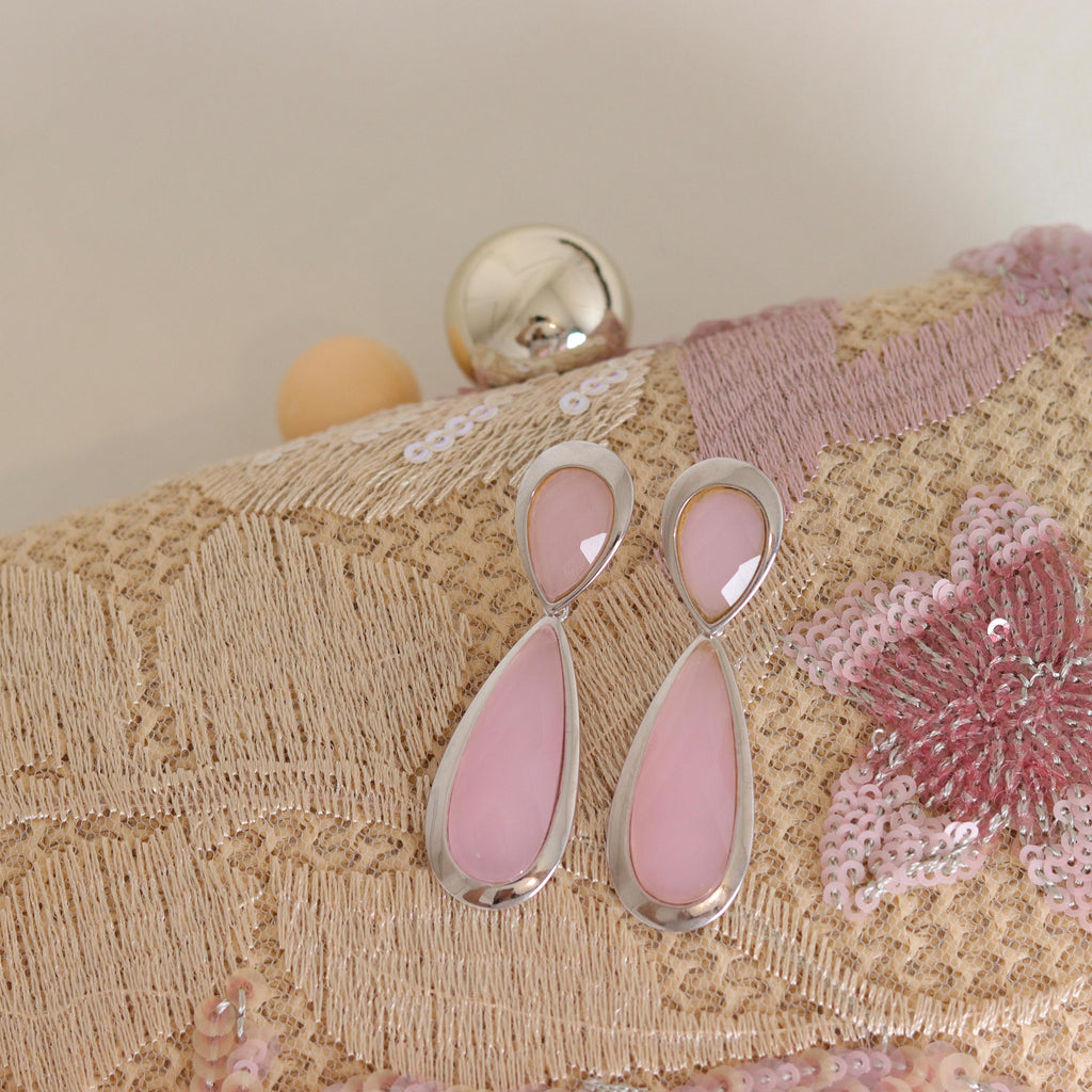 KIT FESTA: CLUTCH BORDADA ROSA + BRINCO FESTA GOTA ROSA