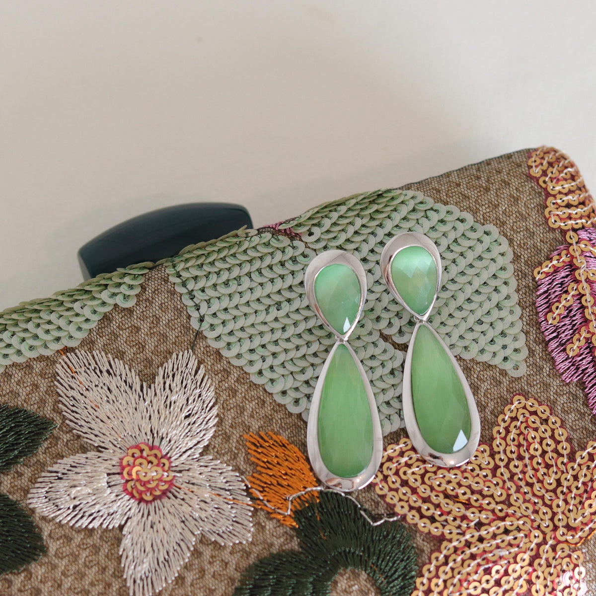 KIT FESTA: CLUTCH BORDADA VERDE + BRINCO FESTA GOTA VERDE