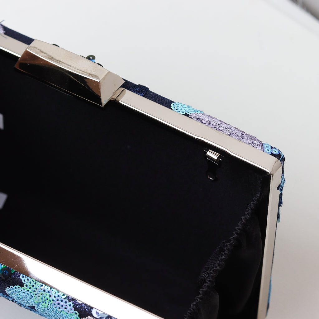 KIT FESTA: CLUTCH  BORDADA AZUL + BRINCO FESTA GOTA AZUL
