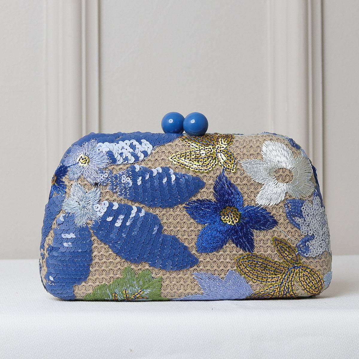 KIT FESTA: CLUTCH BORDADA AZUL + BRINCO FESTA GOTA AZUL