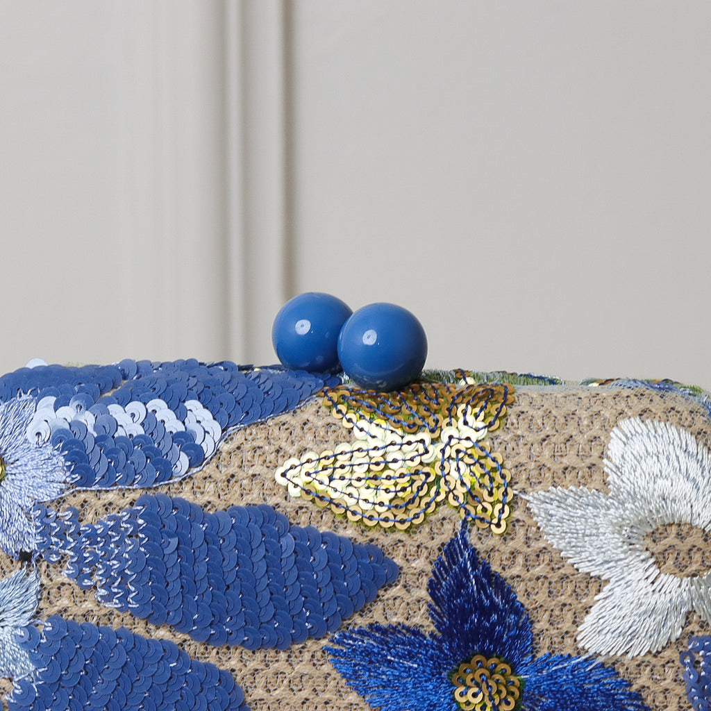KIT FESTA: CLUTCH BORDADA AZUL + BRINCO FESTA GOTA AZUL