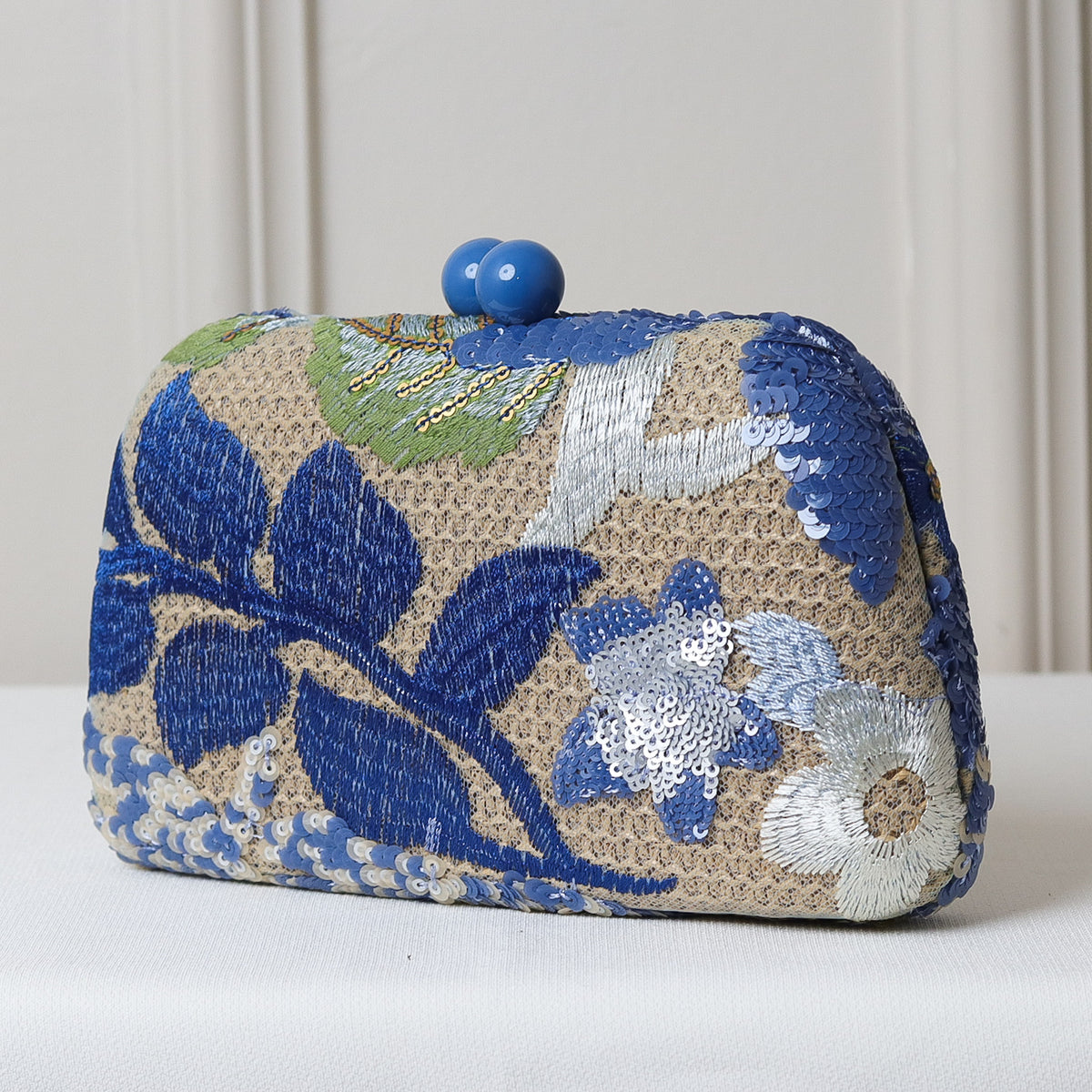 KIT FESTA: CLUTCH BORDADA AZUL + BRINCO FESTA GOTA AZUL