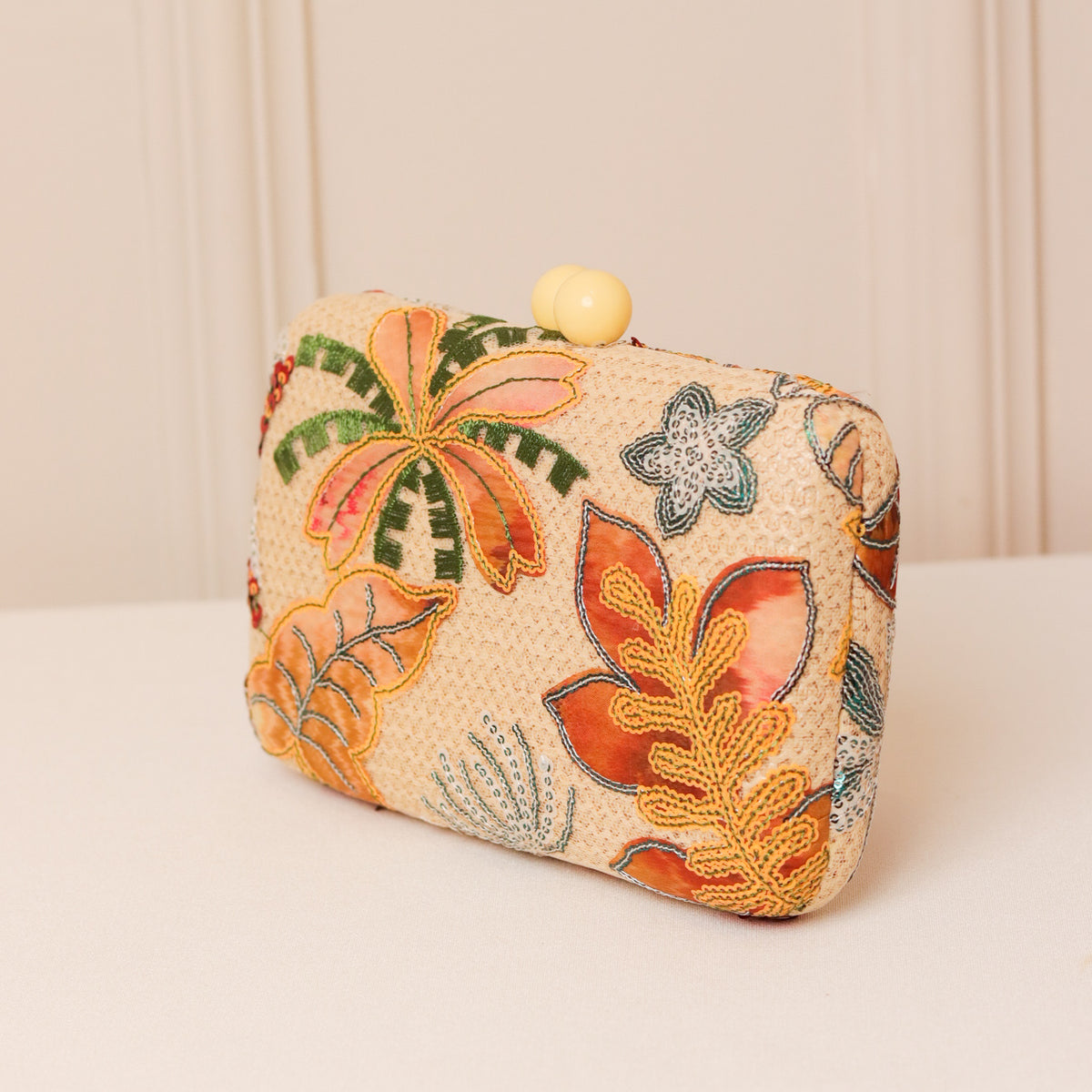 KIT FESTA: CLUTCH BORDADA + BRINCO FESTA GOTA NUDE