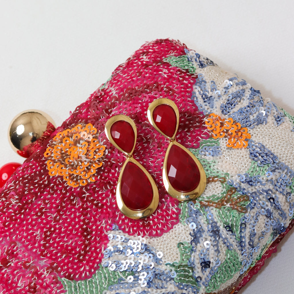 KIT FESTA: CLUTCH BORDADA COLORIDA + BRINCO FESTA GOTA VERMELHO