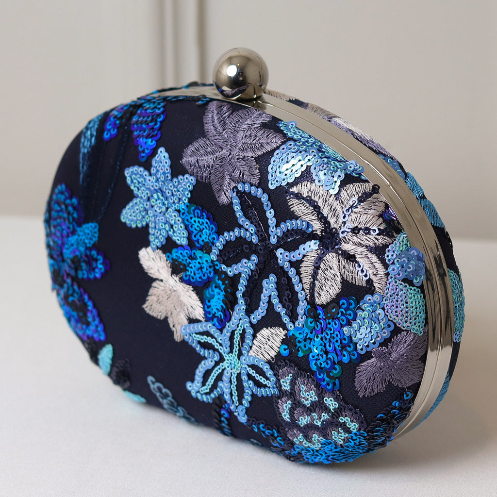 KIT FESTA: CLUTCH  BORDADA AZUL MARINHO + BRINCO FESTA GOTA LARANJA