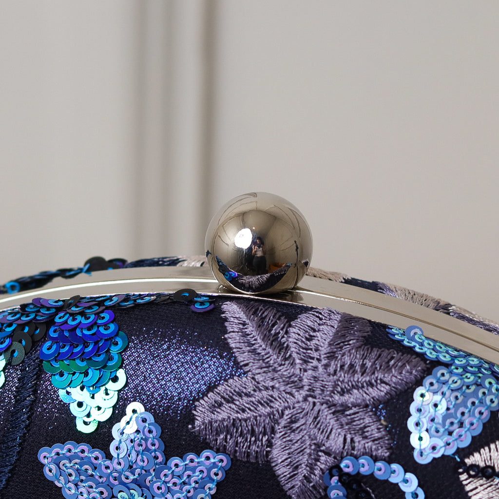KIT FESTA: CLUTCH  BORDADA AZUL MARINHO + BRINCO FESTA GOTA LARANJA