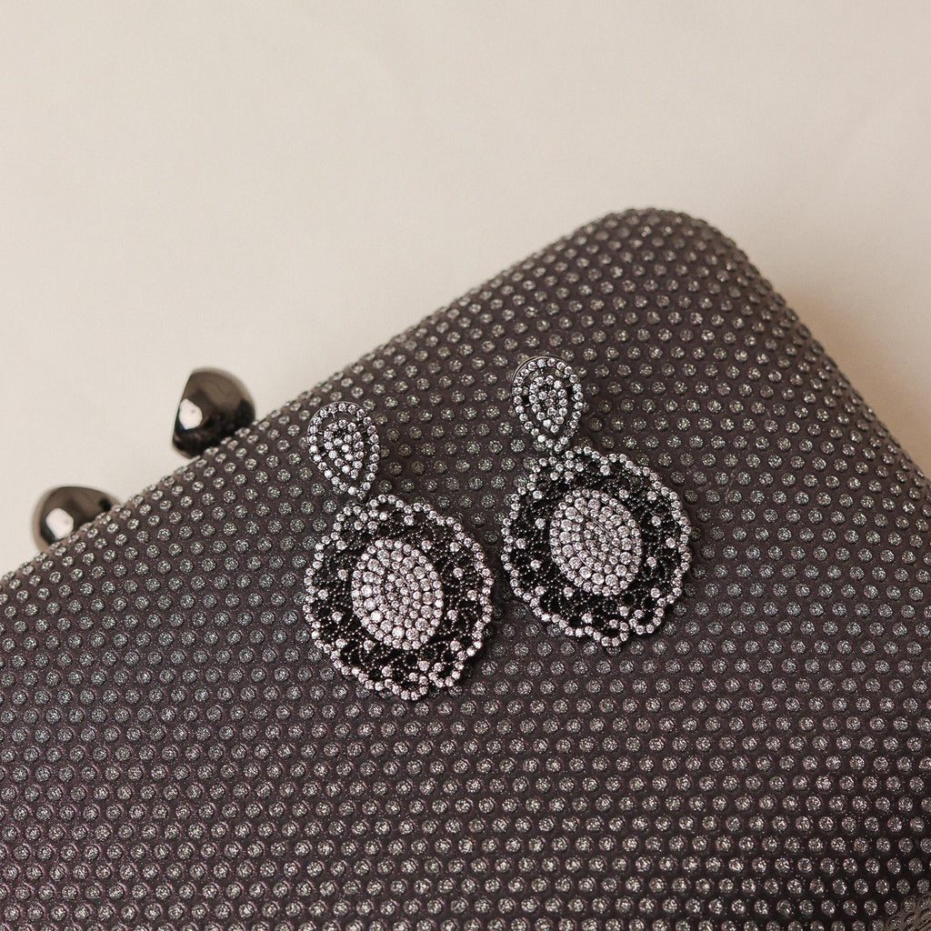 KIT FESTA: CLUTCH BRILHO ÔNIX + BRINCO FESTA PRETA