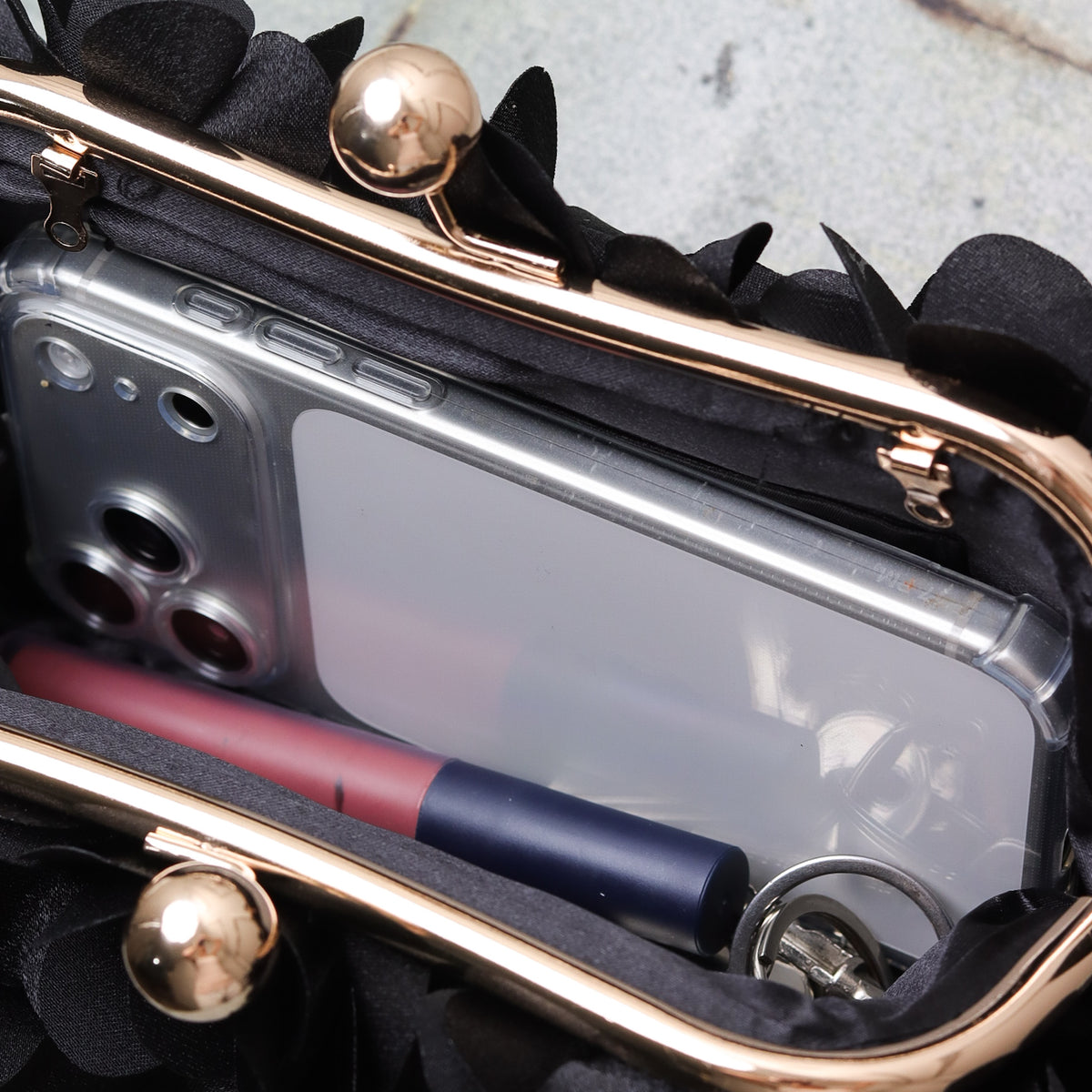 KIT FESTA: CLUTCH PÉTALA PRETA + BRINCO FESTA OVAL PRETO