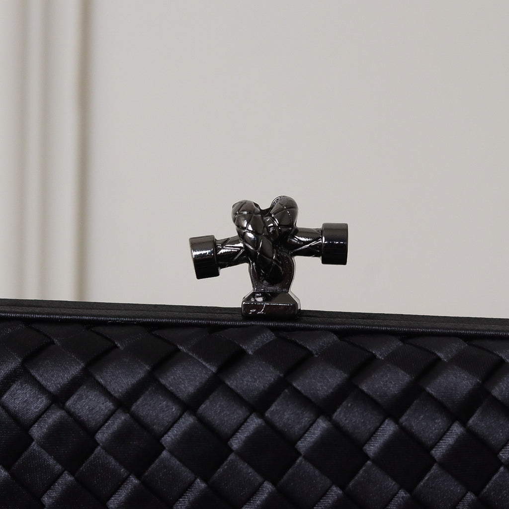 KIT FESTA: CLUTCH  TECIDO PRETA + BRINCO FESTA GOTA PRETO